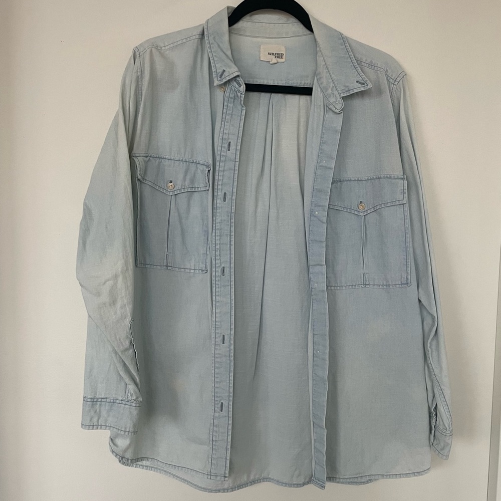 WILFRED FREE CHAMBRAY BUTTON DOWN